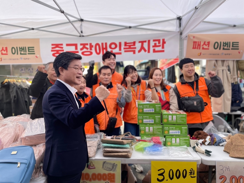 플리마켓 부스에서 구청장님과 함께 찍은 사진