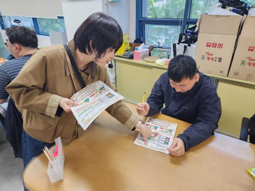   교육을 마치며 이번 교육을 통해 참여자들이 자신의 경계선을 건강하게 지키고, 타인의 경계선 또한 소중히 여기는 성숙한 시민으로 성장하기를 바랍니다.  앞으로도 우리 센터는 모두가 안전하고 행복한 환경을 만들기 위해 유익한 교육 프로그램으로 찾아뵙겠습니다. 열정적으로 참여해 주신 모든 분께 감사드립니다!