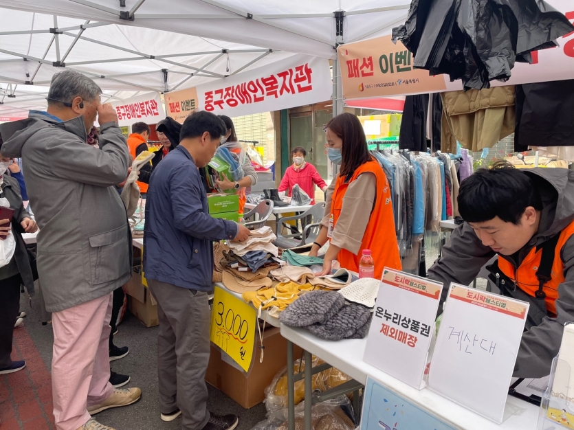 물품 구경하시는 분들에게 응대하는 직원들