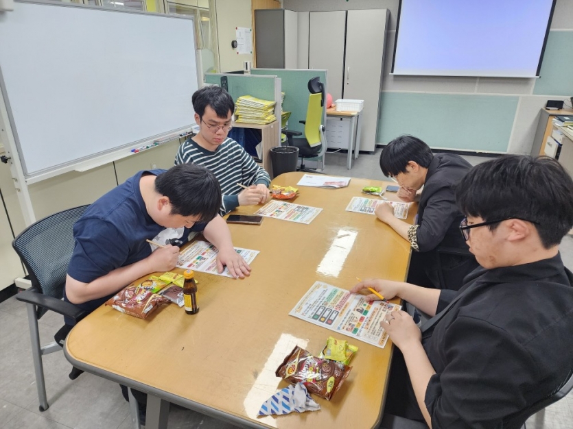   교육을 마치며 이번 교육을 통해 참여자들이 자신의 경계선을 건강하게 지키고, 타인의 경계선 또한 소중히 여기는 성숙한 시민으로 성장하기를 바랍니다.  앞으로도 우리 센터는 모두가 안전하고 행복한 환경을 만들기 위해 유익한 교육 프로그램으로 찾아뵙겠습니다. 열정적으로 참여해 주신 모든 분께 감사드립니다!