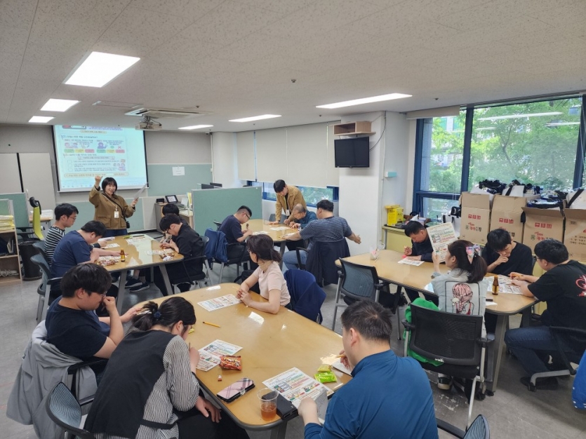 Part 2. 빨간 상자 vs 초록 상자: 나의 비밀 열쇠를 지켜요! 우리가 일상에서 나누는 정보 중, 마음껏 말해도 되는 것(초록)과 꼭 숨겨야 하는 비밀(빨간)을 분류해 보았습니다. 초록 상자 : 좋아하는 색깔, 음식, 취미 등 친구와 친해질 수 있는 정보 빨간 상자 : 집 주소, 전화번호, 비밀번호 등 나를 위험하게 할 수 있는 정보 / 소중한 개인정보를 똑똑하게 관리하기로 약속했답니다.